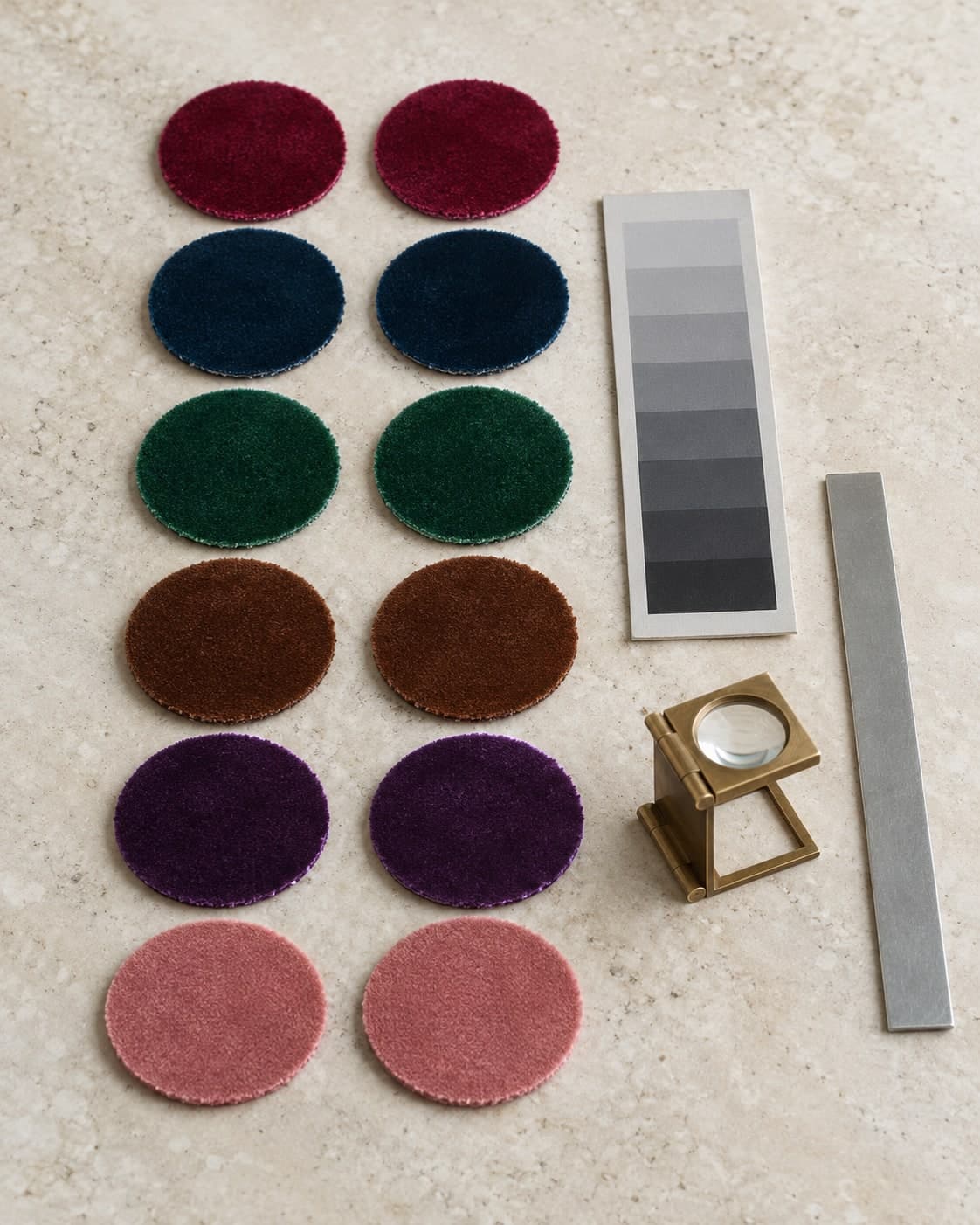 Probetas circulares de terciopelo de algodón de seis colores junto a una escala de grises