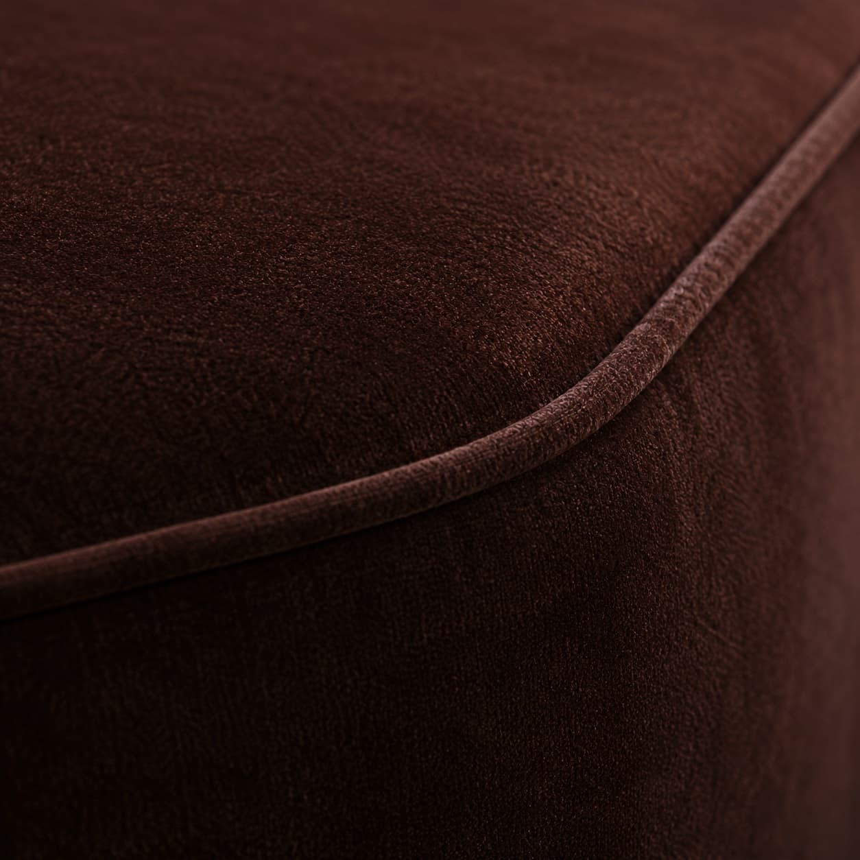 Nahaufnahme von 3500 Upholstery Velvet in Schokobraun (Ref. 3230), über einen Sitz gespannt